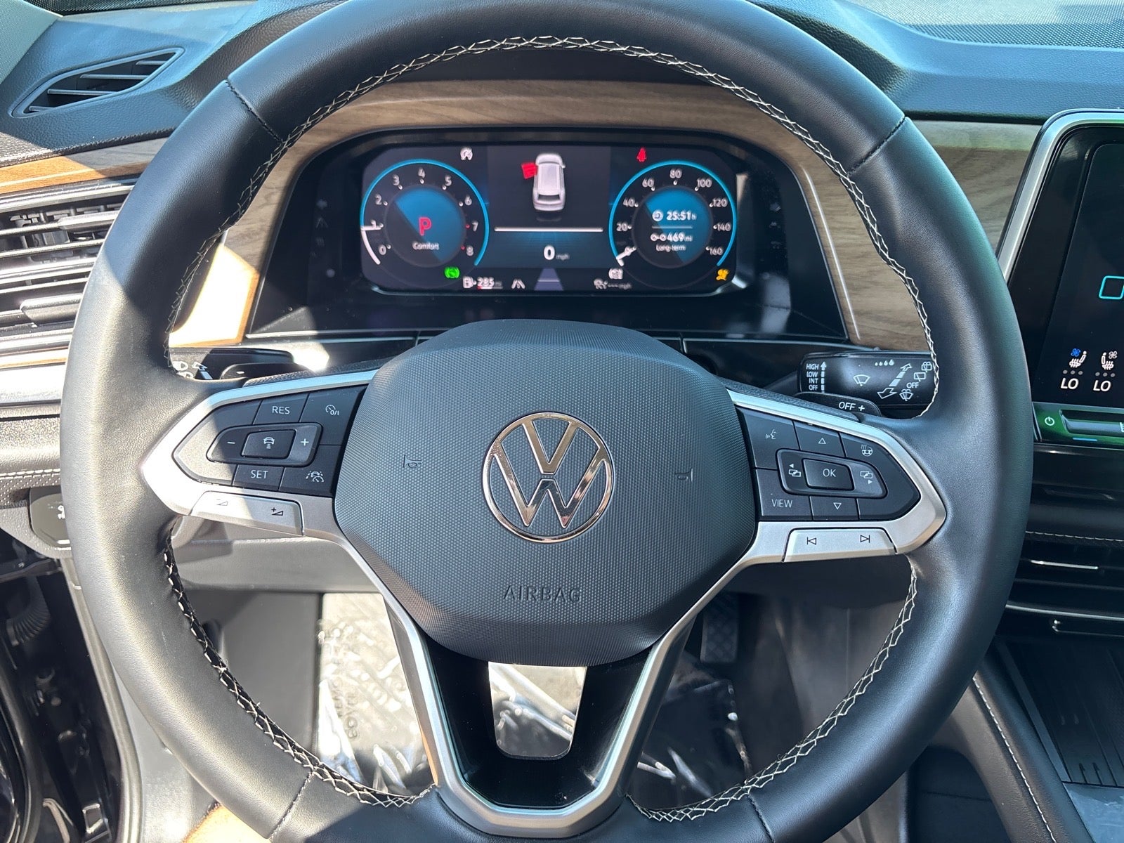 2025 Volkswagen Atlas 2.0T SE w/Technology